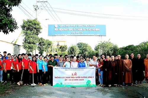 Tăng Ni sinh Cơ sở II - Học viện Phật giáo VN tại TP.HCM tham gia trồng cây xanh