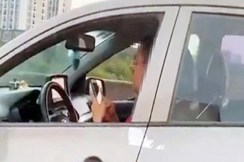 Tài xế buông 2 tay, 'dán mắt' vào điện thoại khi lái ô tô trên đường