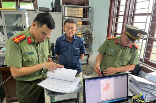 Bắt giám đốc và trưởng phòng Ban quản lý rừng phòng hộ Hương Thủy