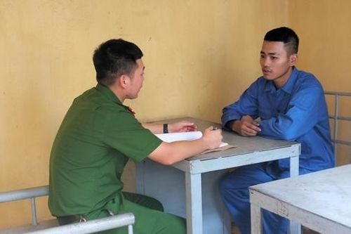 Khởi tố 2 đối tượng đánh, khống chế cướp xe mô tô