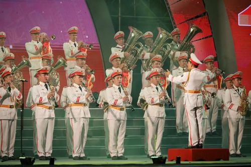 Đoàn Nghi lễ CAND biểu diễn nhạc kèn diễu hành trên đường phố Hưng Yên