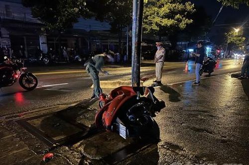 Nam sinh chạy xe máy tông vào cây xanh và cột đèn, tử vong tại chỗ