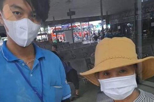 TPHCM: Tiếp viên xe buýt bán vé số giúp cụ bà để quên trên xe