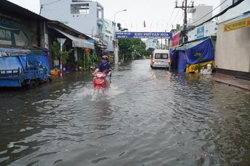 Mưa lớn, nhiều tuyến đường ở TPHCM ngập như sông