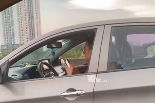 Buông 2 tay dùng điện thoại khi lái xe trong làn khẩn cấp đường trên cao