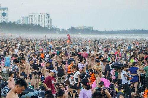 Biển Sầm Sơn đông nghịt người ngày nắng nóng