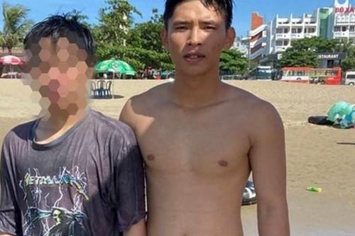 Cứu sống nam thanh niên tắm biển bị sóng cuốn
