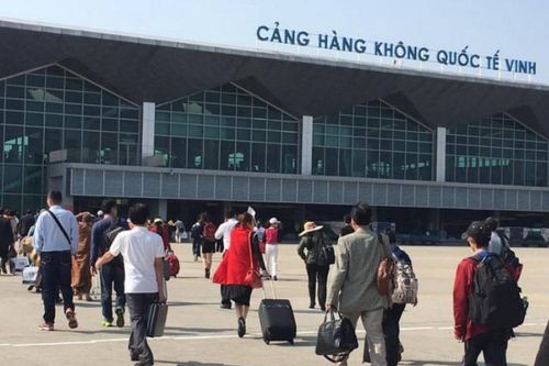 Nứt đường băng sân bay Vinh, hàng chục chuyến bay chưa thể cất và hạ cánh