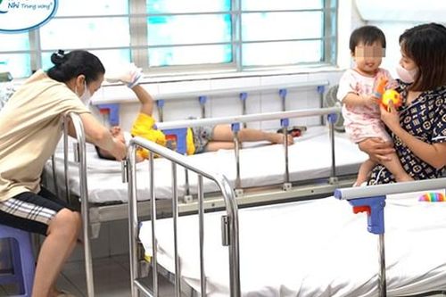 Bệnh tay chân miệng do chủng virus EV71 chuyển biến khó lường: Cha mẹ cần lưu ý gì?
