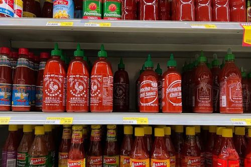 Tương ớt nổi tiếng của tỷ phú gốc Việt ở Mỹ 'thấm đòn' sóng nhiệt