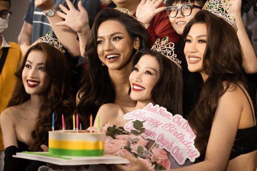 Chế Nguyễn Quỳnh Châu khóc khi được tổ chức sinh nhật ở Miss Grand