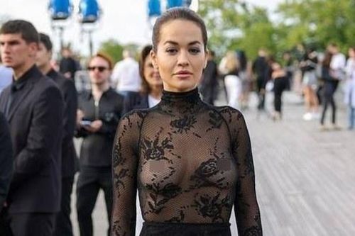Rita Ora mặc như không khi đi xem thời trang