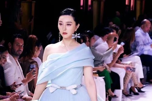Phạm Băng Băng làm vedette, sải bước ở Paris Fashion Week sau 11 năm