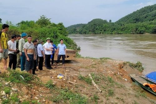 Tìm thấy thi thể bé trai 7 tuổi mất tích trên sông Lô