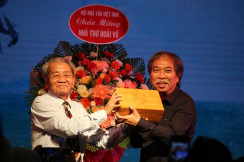 Thì thầm với dòng sông cùng nhà thơ Hoài Vũ