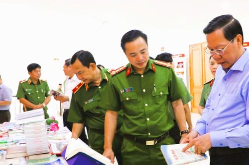 Gần 1.000 cuốn sách tư liệu quý về cuộc đời, sự nghiệp của Chủ tịch Hồ Chí Minh