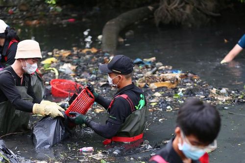 Nụ cười trên dòng kênh đen