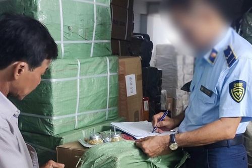 Phát hiện lô hàng trôi nổi trị giá gần 1 tỷ đồng