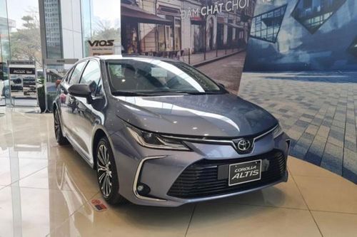 Toyota Corolla Altis giảm 75 triệu đồng, 'đấu' doanh số Mazda3