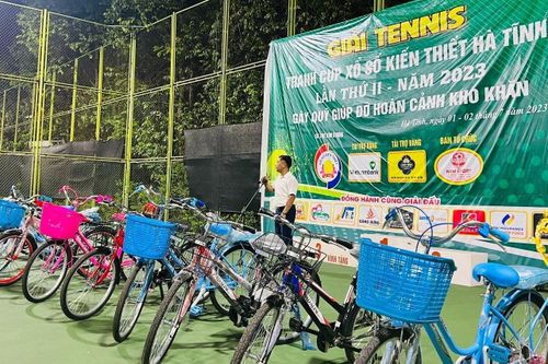Giải Tennis ở Hà Tĩnh kiến tạo nguồn lực hỗ trợ học sinh nghèo