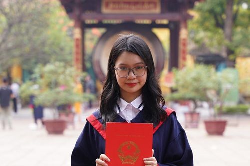 Cô học trò nhỏ trở thành thủ khoa song ngữ tiếng Pháp Hà Nội