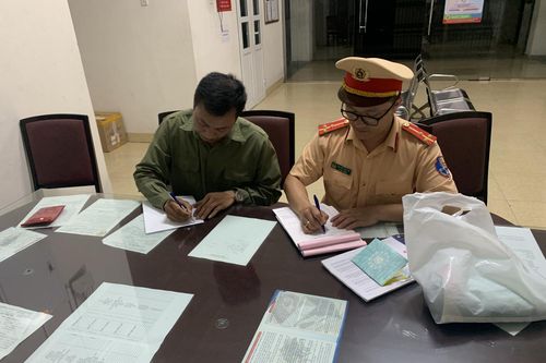 Tài xế chở học sinh trên thùng xe tải ở Quảng Ninh bị tước bằng