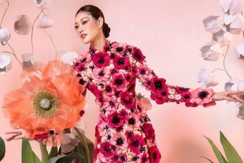 Hoa hậu Khánh Vân đẹp như một đóa hoa