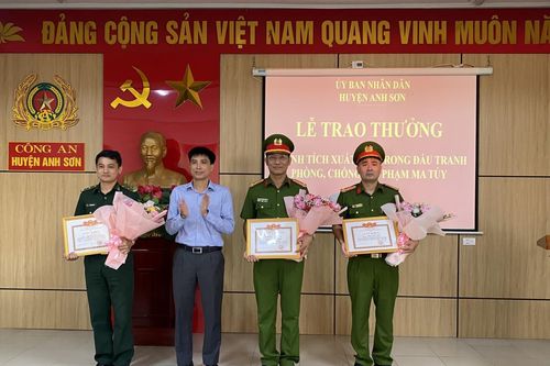 Trao thưởng thành tích trong đấu tranh phòng, chống tội phạm ma túy