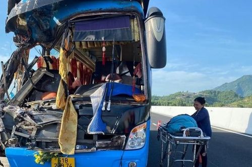 Khánh Hòa: Xe khách chở đoàn từ thiện va chạm với xe tải khiến 2 người tử vong