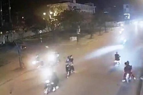 Hai nhóm thanh niên rượt đuổi, hỗn chiến trên đường vì bị đạp vào xe máy