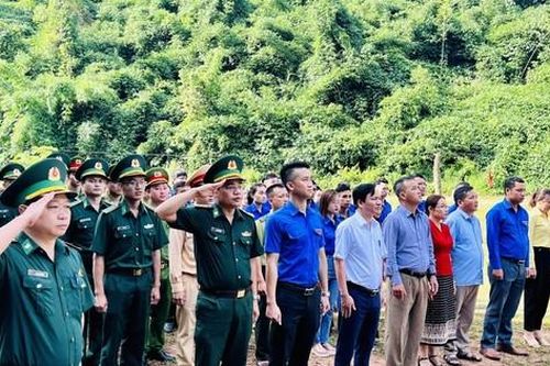 Trang nghiêm lễ chào cờ tại cột mốc biên giới Việt - Lào