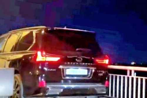 Sẽ tước giấy phép tài xế xe Lexus đi vào làn xe máy trên cầu Bến Thủy
