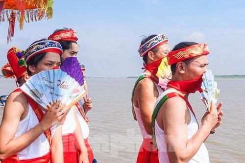 Độc đáo cảnh trai tráng mặc váy rước nước tại Lễ hội đình Chèm