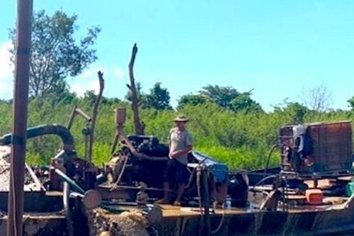 Bắt quả tang nhóm người dùng tàu hút cát trên sông Sê San