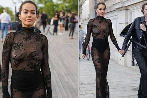 Rita Ora lại mặc xuyên thấu đi trên phố