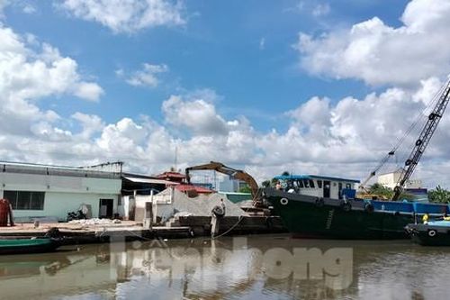 Đang làm rõ việc doanh nghiệp tự ý cơi nới bến thủy