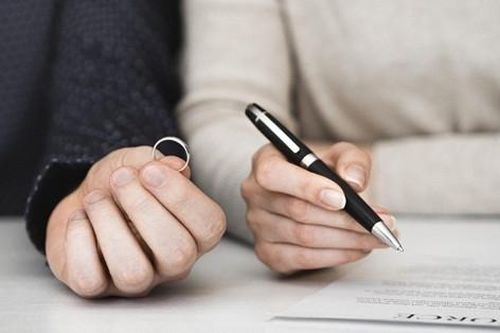 Chồng ủy quyền để vợ... tự ly hôn