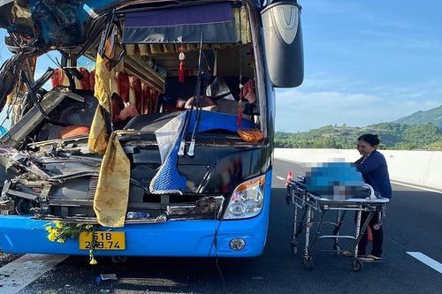 Tai nạn xe khách trên cao tốc ở Khánh Hòa, 2 người tử vong