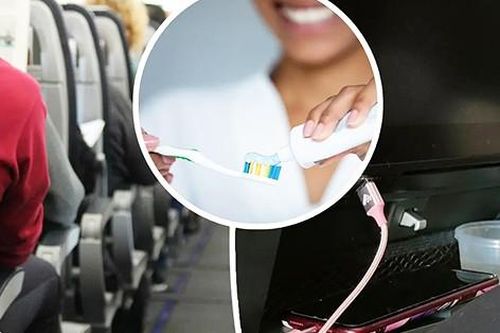 Nữ hành khách đánh răng, súc miệng ngay chỗ ngồi trên máy bay