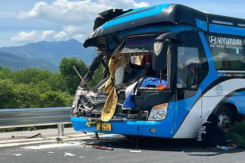 Người thoát chết kể phút xe khách chở đoàn từ thiện gặp nạn trên cao tốc