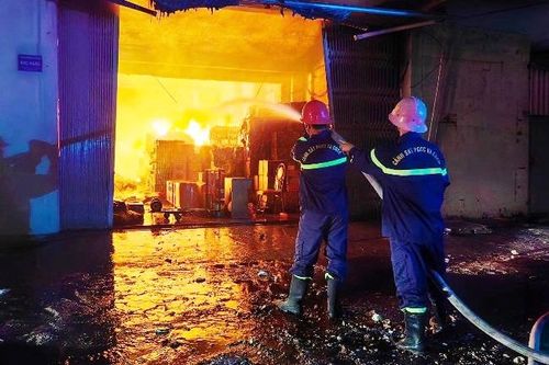 Kho hàng Công ty dịch vụ Cảng biển Quy Nhơn bùng cháy dữ dội lúc rạng sáng