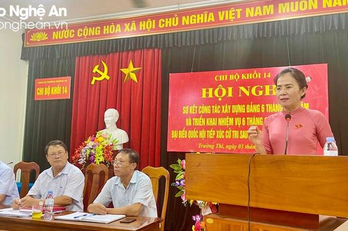 Đại biểu Quốc hội Võ Thị Minh Sinh tiếp xúc cử tri gắn với sinh hoạt định kỳ ở tổ chức cơ sở Đảng