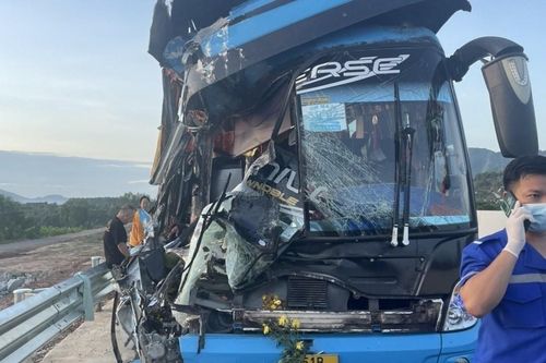 Xe khách va chạm xe tải trên cao tốc Nha Trang-Cam Lâm: 2 người chết