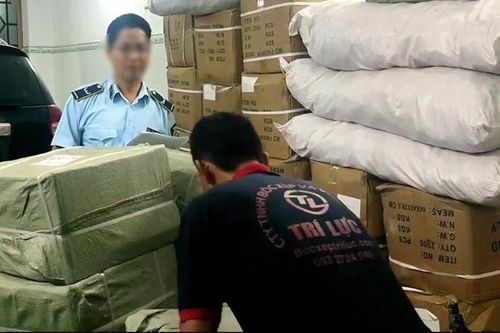 TP Hồ Chí Minh: 'Đột kích' nhiều cơ sở kinh doanh hàng lậu, hàng nhái