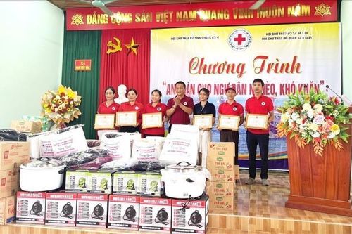 Trao quà hỗ trợ các gia đình chính sách, ngư dân nghèo ở Quảng Bình