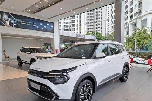 Kia Carens máy tăng áp tiếp tục giảm giá: Lần đầu về mốc 725 triệu, vẫn đắt hơn Xpander và Veloz Cross