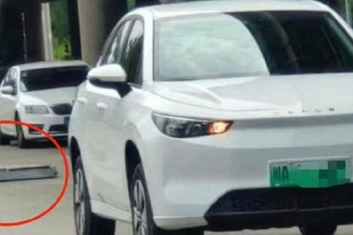 Xe điện Trung Quốc rớt viên pin giữa đường khi đang chạy