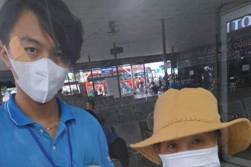 Cụ bà đánh rơi vé số được nam tiếp viên nhặt và bán giúp