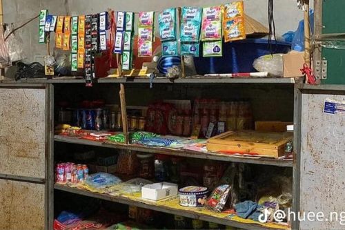 Dọn dẹp tủ tạp hóa 20 năm của bà nội, cô gái như 'nhặt' được cả tuổi thơ mình