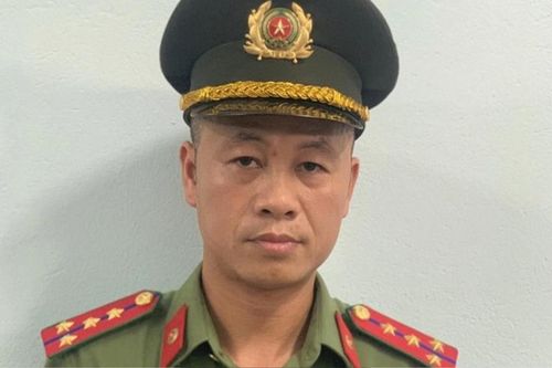 Đại úy Công an lao mình xuống hồ cứu sống cháu bé 8 tuổi bị đuối nước